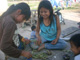 Niñas y niños jugando con flores y barro