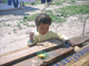 Niñas y niños trabajando y pintando sobre madera