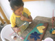 Niñas y niños trabajando y pintando sobre madera