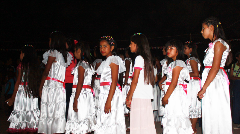 Grupo de niñas acompañantes