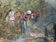 Niños y niñas observando la destreza de las mujeres