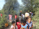 Niñas y niños saboreando del fruto que nos regala el monte