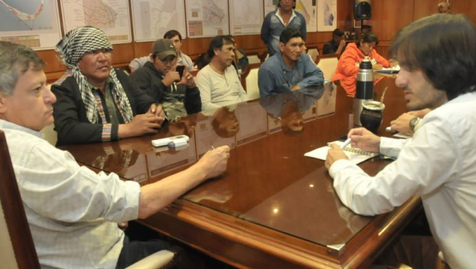 EL GOBERNADOR DEL CHACO DOMINGO PEPO RECIBE A LA COMISIÓN AUTÓNOMA REBELDE MEGUESOCHE LLALAXPI